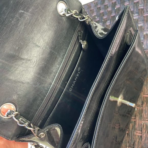 CHANEL Vintage Patent Leather Flap CC Bag AUTHENTIC in great condition! - Picture 15 of 16